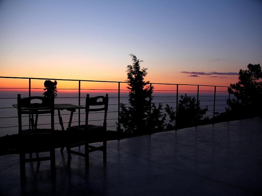 Serenity Boutique Suites Athánion エクステリア 写真